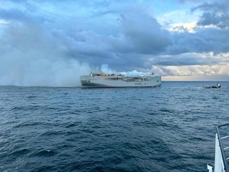 Asap mengepul saat kebakaran terjadi di kapal kargo Fremantle Highway, di laut pada 26 Juli 2023. Asap mengepul saat kebakaran terjadi di kapal kargo Fremantle Highway, di laut pada 26 Juli 2023. (Coastguard Netherlands/Handout via REUTERS)