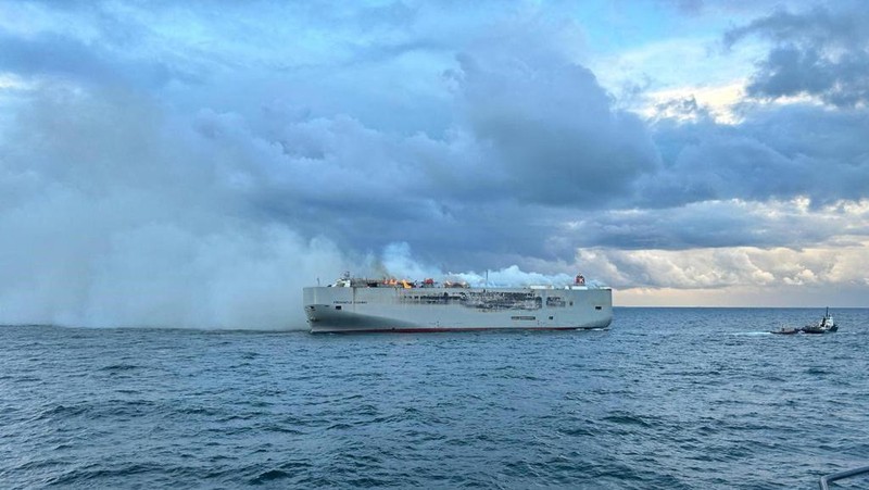 Asap mengepul saat kebakaran terjadi di kapal kargo Fremantle Highway, di laut pada 26 Juli 2023. (Coastguard Netherlands/Handout via REUTERS)