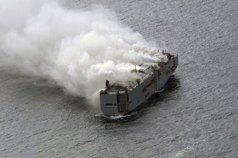 Asap mengepul saat kebakaran terjadi di kapal kargo Fremantle Highway, di laut pada 26 Juli 2023. Asap mengepul saat kebakaran terjadi di kapal kargo Fremantle Highway, di laut pada 26 Juli 2023. (Coastguard Netherlands/Handout via REUTERS)