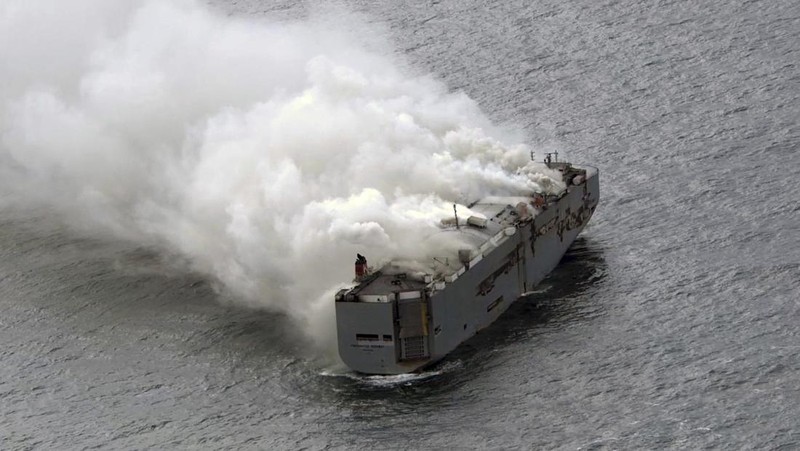 Asap mengepul saat kebakaran terjadi di kapal kargo Fremantle Highway, di laut pada 26 Juli 2023. (Coastguard Netherlands/Handout via REUTERS)