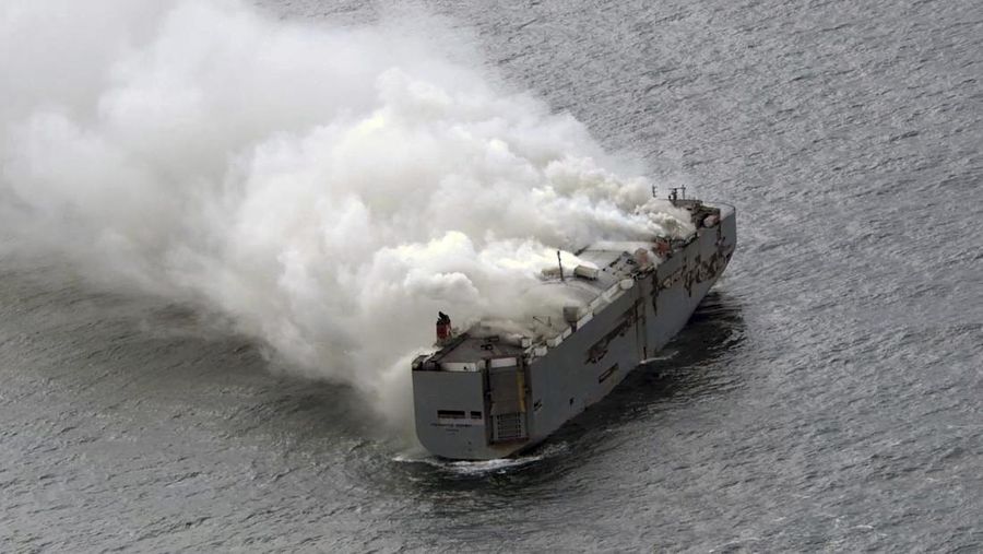 Asap terlihat dari sebuah kapal barang di Laut Utara, sekitar 27 kilometer (17 mil) utara pulau Belanda Ameland, Rabu, 26 Juli 2023. Kebakaran di kapal barang Fremantle Highway, yang membawa hampir 3.000 mobil, terbakar di luar kendali pada hari Rabu di Laut Utara, dan penjaga pantai Belanda mengatakan sedang berupaya menyelamatkan kapal agar tidak tenggelam di dekat habitat penting bagi burung migran. (Kustwacht Nederland/Coast Guard Netherlands via AP)
