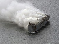 Ngeri! Kapal Kargo Berisi Ribuan Kendaraan Terbakar