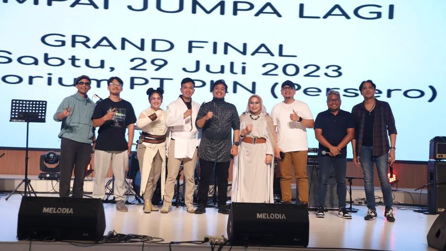 Badan Usaha Milik Negara (BUMN) melalui gelaran BUMN FEST 2023 berhasil mengungkap talenta seni yang dimiliki insan BUMN. Di mana dalam ajang ini, terdapat beberapa perlombaan seperti lomba band, vokal grup, hingga berbalas pantun. (Dok. PLN)