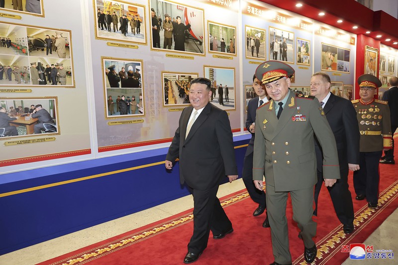 Pemimpin Korea Utara Kim Jong Un dan Menteri Pertahanan Rusia Sergei Shoigu saling memberi hormat selama kunjungan ke pameran peralatan bersenjata dalam rangka peringatan 70 tahun gencatan senjata Perang Korea, dalam gambar ini dirilis oleh Kantor Berita Pusat Korea Utara pada 27 Juli 2023. Pemimpin Korea Utara Kim Jong Un dan Menteri Pertahanan Rusia Sergei Shoigu saling memberi hormat selama kunjungan ke pameran peralatan bersenjata dalam rangka peringatan 70 tahun gencatan senjata Perang Korea, dalam gambar ini dirilis oleh Kantor Berita Pusat Korea Utara pada 27 Juli 2023. (KCNA via REUTERS)