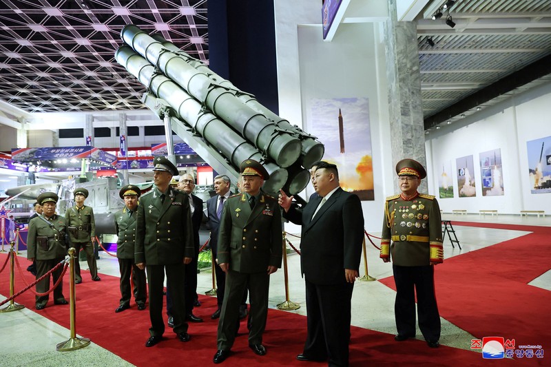 Pemimpin Korea Utara Kim Jong Un dan Menteri Pertahanan Rusia Sergei Shoigu saling memberi hormat selama kunjungan ke pameran peralatan bersenjata dalam rangka peringatan 70 tahun gencatan senjata Perang Korea, dalam gambar ini dirilis oleh Kantor Berita Pusat Korea Utara pada 27 Juli 2023. (KCNA via REUTERS)