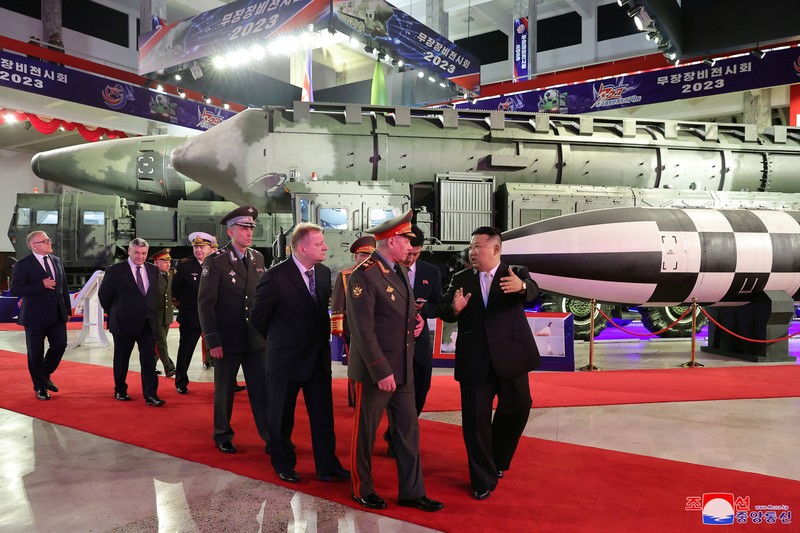 Pemimpin Korea Utara Kim Jong Un dan Menteri Pertahanan Rusia Sergei Shoigu saling memberi hormat selama kunjungan ke pameran peralatan bersenjata dalam rangka peringatan 70 tahun gencatan senjata Perang Korea, dalam gambar ini dirilis oleh Kantor Berita Pusat Korea Utara pada 27 Juli 2023. Pemimpin Korea Utara Kim Jong Un dan Menteri Pertahanan Rusia Sergei Shoigu saling memberi hormat selama kunjungan ke pameran peralatan bersenjata dalam rangka peringatan 70 tahun gencatan senjata Perang Korea, dalam gambar ini dirilis oleh Kantor Berita Pusat Korea Utara pada 27 Juli 2023. (KCNA via REUTERS)