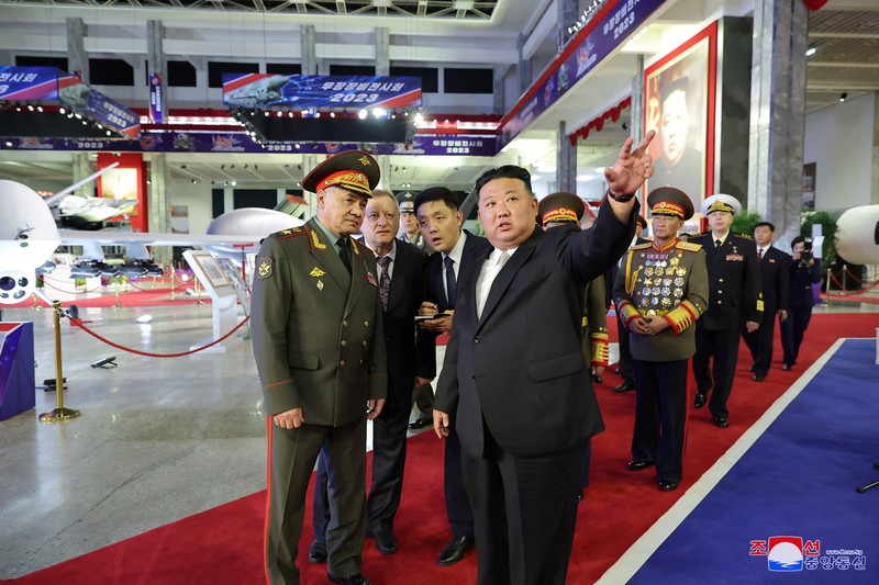 Pemimpin Korea Utara Kim Jong Un dan Menteri Pertahanan Rusia Sergei Shoigu saling memberi hormat selama kunjungan ke pameran peralatan bersenjata dalam rangka peringatan 70 tahun gencatan senjata Perang Korea, dalam gambar ini dirilis oleh Kantor Berita Pusat Korea Utara pada 27 Juli 2023. (KCNA via REUTERS)