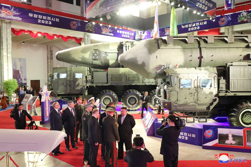 Pemimpin Korea Utara Kim Jong Un dan Menteri Pertahanan Rusia Sergei Shoigu saling memberi hormat selama kunjungan ke pameran peralatan bersenjata dalam rangka peringatan 70 tahun gencatan senjata Perang Korea, dalam gambar ini dirilis oleh Kantor Berita Pusat Korea Utara pada 27 Juli 2023. Pemimpin Korea Utara Kim Jong Un dan Menteri Pertahanan Rusia Sergei Shoigu saling memberi hormat selama kunjungan ke pameran peralatan bersenjata dalam rangka peringatan 70 tahun gencatan senjata Perang Korea, dalam gambar ini dirilis oleh Kantor Berita Pusat Korea Utara pada 27 Juli 2023. (KCNA via REUTERS)