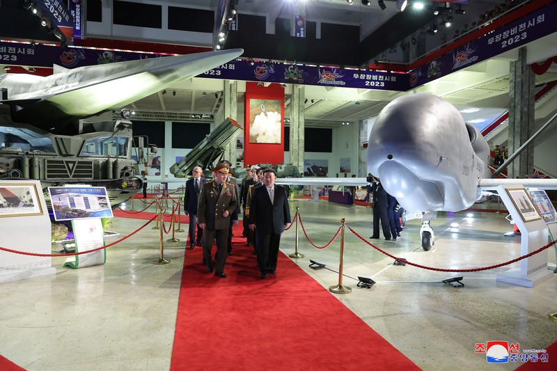 Pemimpin Korea Utara Kim Jong Un dan Menteri Pertahanan Rusia Sergei Shoigu saling memberi hormat selama kunjungan ke pameran peralatan bersenjata dalam rangka peringatan 70 tahun gencatan senjata Perang Korea, dalam gambar ini dirilis oleh Kantor Berita Pusat Korea Utara pada 27 Juli 2023. (KCNA via REUTERS)
