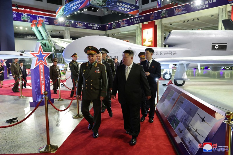 Pemimpin Korea Utara Kim Jong Un dan Menteri Pertahanan Rusia Sergei Shoigu saling memberi hormat selama kunjungan ke pameran peralatan bersenjata dalam rangka peringatan 70 tahun gencatan senjata Perang Korea, dalam gambar ini dirilis oleh Kantor Berita Pusat Korea Utara pada 27 Juli 2023. Pemimpin Korea Utara Kim Jong Un dan Menteri Pertahanan Rusia Sergei Shoigu saling memberi hormat selama kunjungan ke pameran peralatan bersenjata dalam rangka peringatan 70 tahun gencatan senjata Perang Korea, dalam gambar ini dirilis oleh Kantor Berita Pusat Korea Utara pada 27 Juli 2023. (KCNA via REUTERS)