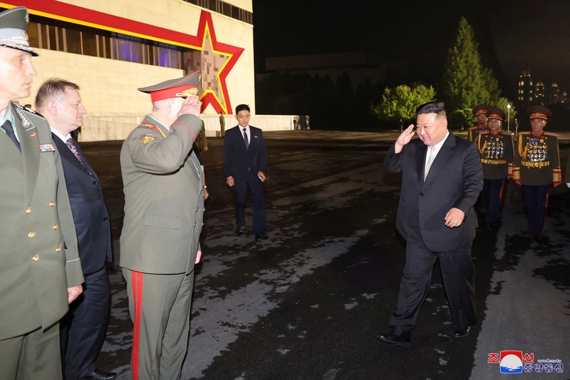 Pemimpin Korea Utara Kim Jong Un dan Menteri Pertahanan Rusia Sergei Shoigu saling memberi hormat selama kunjungan ke pameran peralatan bersenjata dalam rangka peringatan 70 tahun gencatan senjata Perang Korea, dalam gambar ini dirilis oleh Kantor Berita Pusat Korea Utara pada 27 Juli 2023. Pemimpin Korea Utara Kim Jong Un dan Menteri Pertahanan Rusia Sergei Shoigu saling memberi hormat selama kunjungan ke pameran peralatan bersenjata dalam rangka peringatan 70 tahun gencatan senjata Perang Korea, dalam gambar ini dirilis oleh Kantor Berita Pusat Korea Utara pada 27 Juli 2023. (KCNA via REUTERS)
