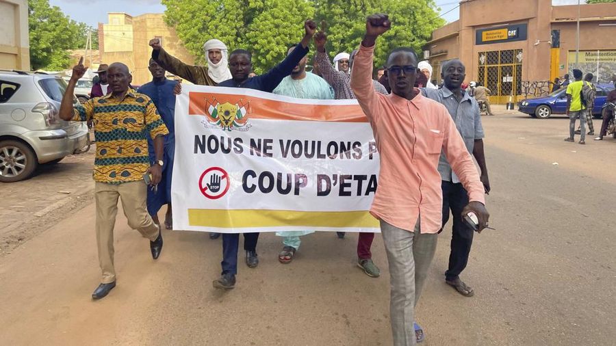 Pendukung Presiden Nigeria Mohamed Bazoum berdemonstrasi dalam dukungannya di Niamey, Niger, Rabu 26 Juli 2023. Badan-badan pemerintahan di Afrika mengutuk apa yang mereka anggap sebagai upaya kudeta pada Rabu terhadap presiden Nigeria. (AP/Sam Mednick)