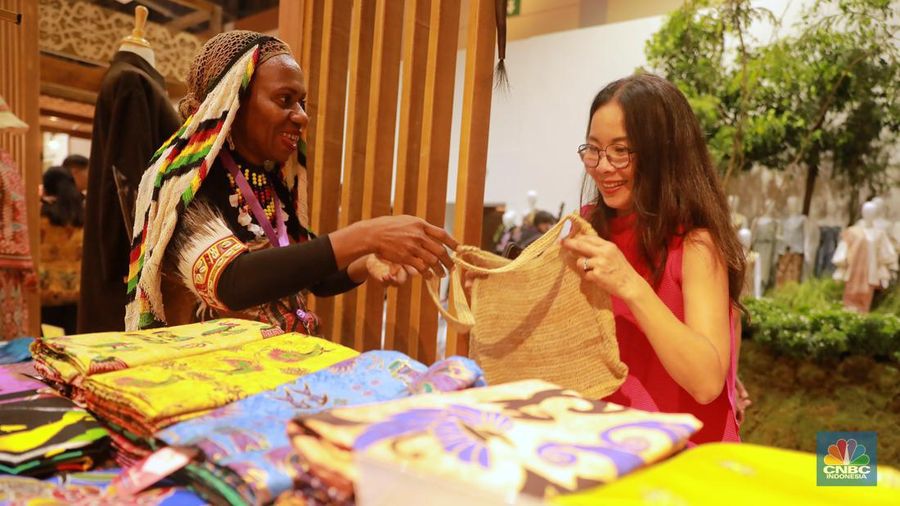 Pengunjung memilih barang di pameran bertajuk Karya Kreatif Indonesia 2023 di Jakarta Convention Center (JCC) Senayan, Jakarta, Kamis (27/7). (CNBC Indonesia/Muhammad Sabki)