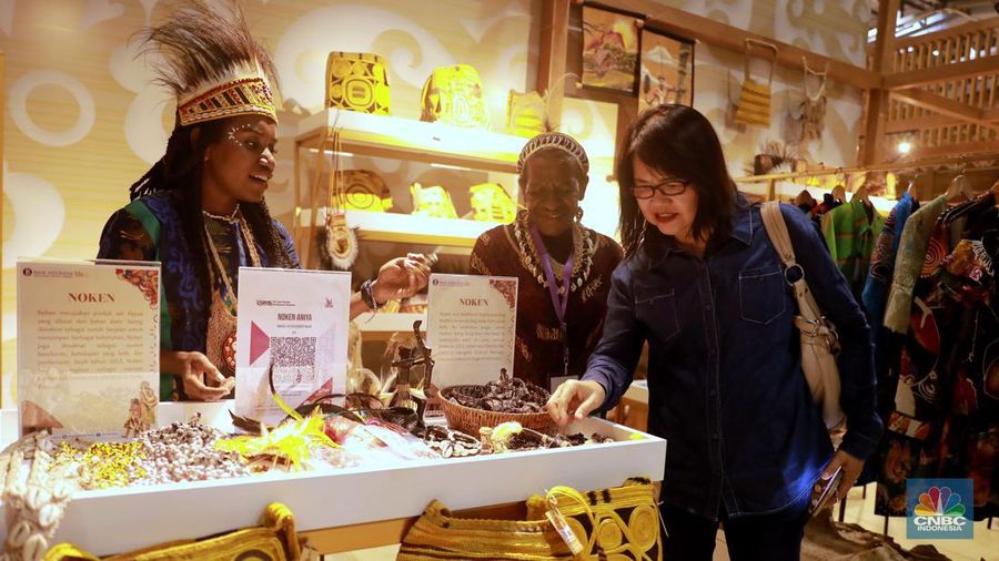 Pengunjung memilih barang di pameran bertajuk Karya Kreatif Indonesia 2023 di Jakarta Convention Center (JCC) Senayan, Jakarta, Kamis (27/7). (CNBC Indonesia/Muhammad Sabki)