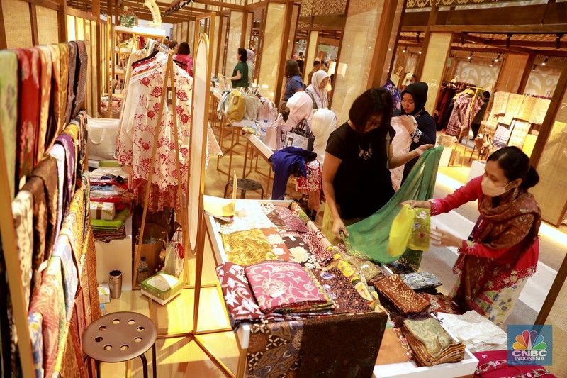 Pengunjung memilih barang di pameran bertajuk Karya Kreatif Indonesia 2023 di Jakarta Convention Center (JCC) Senayan, Jakarta, Kamis (27/7). Pengunjung memilih barang di pameran bertajuk Karya Kreatif Indonesia 2023 di Jakarta Convention Center (JCC) Senayan, Jakarta, Kamis (27/7). (CNBC Indonesia/Muhammad Sabki)