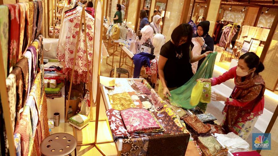 Pengunjung memilih barang di pameran bertajuk Karya Kreatif Indonesia 2023 di Jakarta Convention Center (JCC) Senayan, Jakarta, Kamis (27/7). (CNBC Indonesia/Muhammad Sabki)