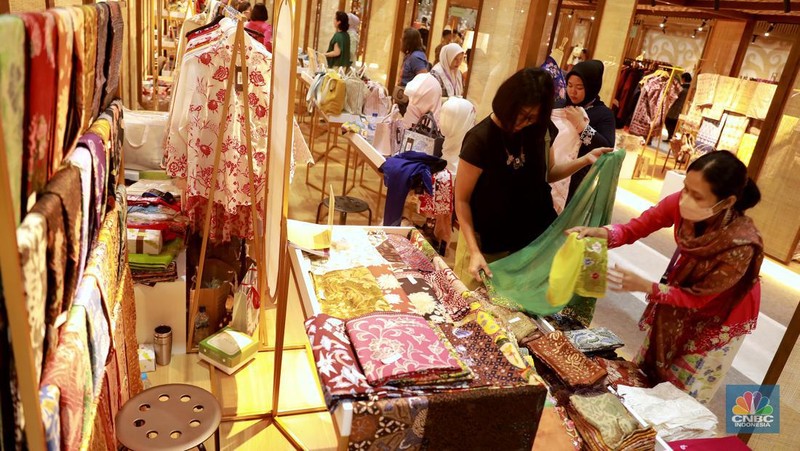 Pengunjung memilih barang di pameran bertajuk Karya Kreatif Indonesia 2023 di Jakarta Convention Center (JCC) Senayan, Jakarta, Kamis (27/7). (CNBC Indonesia/Muhammad Sabki)