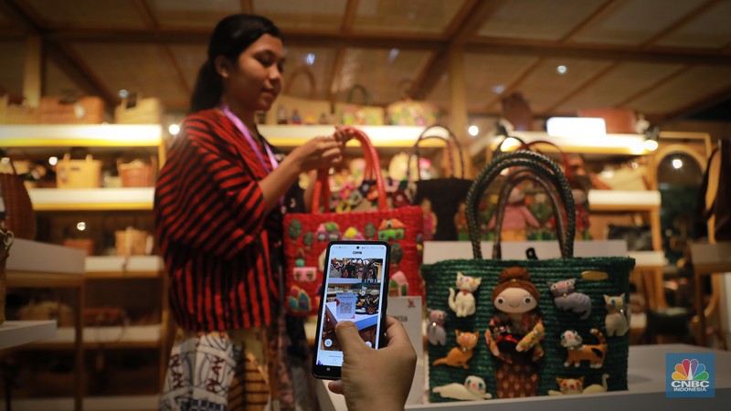 Pengunjung memilih barang di pameran bertajuk Karya Kreatif Indonesia 2023 di Jakarta Convention Center (JCC) Senayan, Jakarta, Kamis (27/7). (CNBC Indonesia/Muhammad Sabki)
