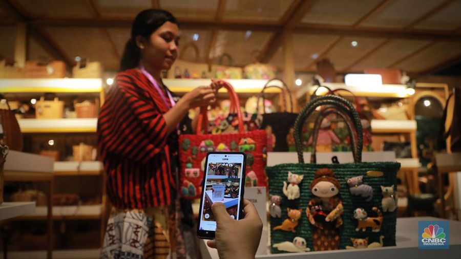 Pengunjung memilih barang di pameran bertajuk Karya Kreatif Indonesia 2023 di Jakarta Convention Center (JCC) Senayan, Jakarta, Kamis (27/7). (CNBC Indonesia/Muhammad Sabki)