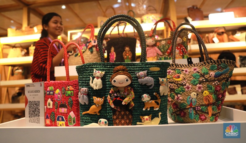 Pengunjung memilih barang di pameran bertajuk Karya Kreatif Indonesia 2023 di Jakarta Convention Center (JCC) Senayan, Jakarta, Kamis (27/7). (CNBC Indonesia/Muhammad Sabki)