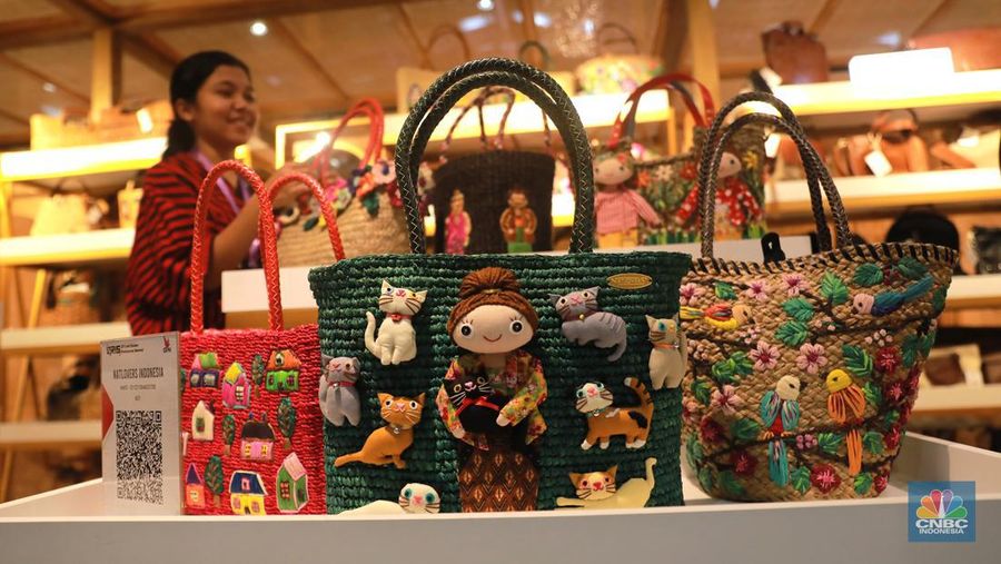 Pengunjung memilih barang di pameran bertajuk Karya Kreatif Indonesia 2023 di Jakarta Convention Center (JCC) Senayan, Jakarta, Kamis (27/7). (CNBC Indonesia/Muhammad Sabki)