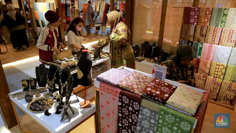 Pengunjung memilih barang di pameran bertajuk Karya Kreatif Indonesia 2023 di Jakarta Convention Center (JCC) Senayan, Jakarta, Kamis (27/7). (CNBC Indonesia/Muhammad Sabki)