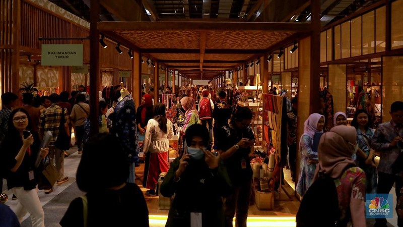 Pengunjung memilih barang di pameran bertajuk Karya Kreatif Indonesia 2023 di Jakarta Convention Center (JCC) Senayan, Jakarta, Kamis (27/7). (CNBC Indonesia/Muhammad Sabki)