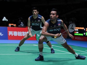 Pramudya Kusumawardana Gantung Raket