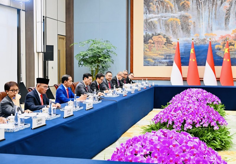 Presiden Joko Widodo menekankan sejumlah kerja sama antara Indonesia dan Republik Rakyat Tiongkok (RRT) pada pertemuan bilateral bersama Presiden Xi Jinping yang dilaksanakan di Hotel Jinniu, Chengdu, pada Kamis, 27 Juli 2023. Presiden Joko Widodo menekankan sejumlah kerja sama antara Indonesia dan Republik Rakyat Tiongkok (RRT) pada pertemuan bilateral bersama Presiden Xi Jinping yang dilaksanakan di Hotel Jinniu, Chengdu, pada Kamis, 27 Juli 2023. (Dok. Laily Rachev - Biro Pers Sekretariat Presiden)