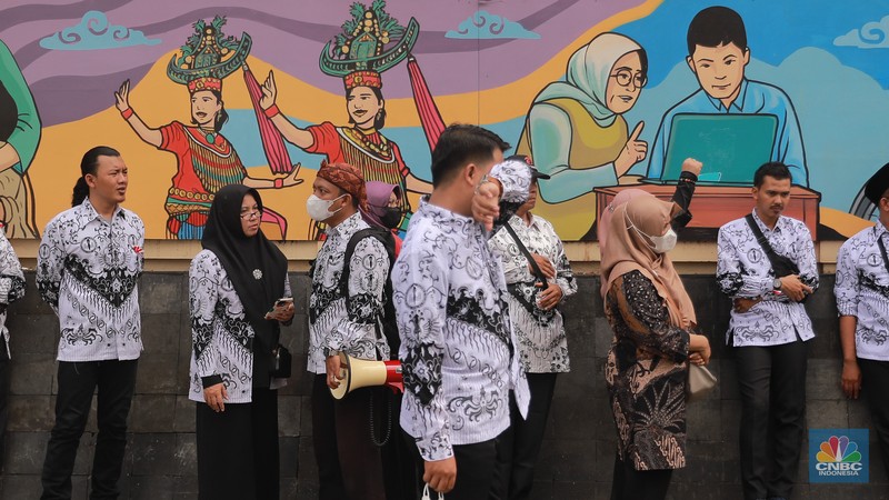 Ratusan guru swasta yang berada di bawah Badan Musyawarah Perguruan Swasta (BMPS) Kota Bekasi menggelar aksi demonstrasi di kantor Kementerian Pendidikan, Kebudayaan, Riset, dan Teknologi (Kemenristekdikti) Jakarta, Kamis 27/7/2023. (CNBC Indonesia/Faisal Rahman)