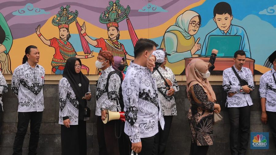 Ratusan guru swasta yang berada di bawah Badan Musyawarah Perguruan Swasta (BMPS) Kota Bekasi menggelar aksi demonstrasi di kantor Kementerian Pendidikan, Kebudayaan, Riset, dan Teknologi (Kemenristekdikti) Jakarta, Kamis 27/7/2023. (CNBC Indonesia/Faisal Rahman)