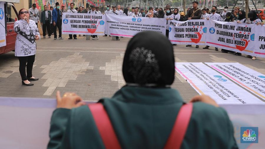 Ratusan guru swasta yang berada di bawah Badan Musyawarah Perguruan Swasta (BMPS) Kota Bekasi menggelar aksi demonstrasi di kantor Kementerian Pendidikan, Kebudayaan, Riset, dan Teknologi (Kemenristekdikti) Jakarta, Kamis 27/7/2023. (CNBC Indonesia/Faisal Rahman)