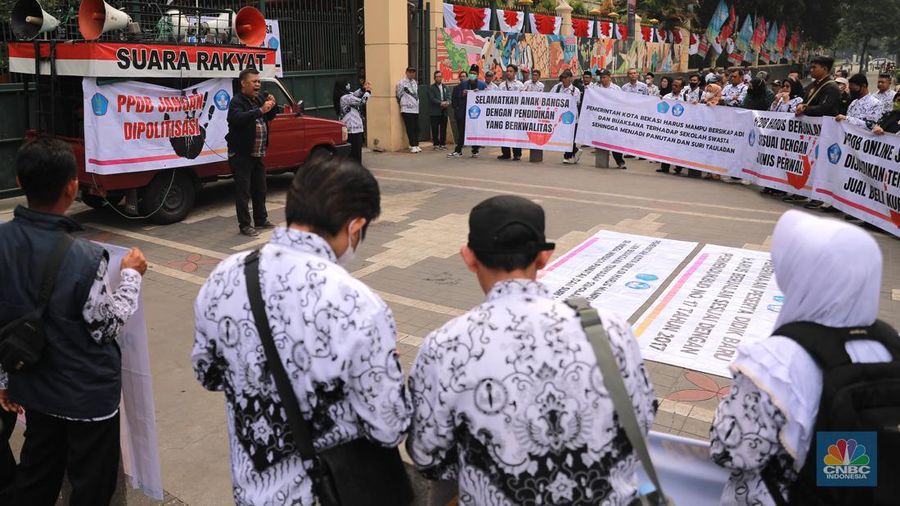 Ratusan guru swasta yang berada di bawah Badan Musyawarah Perguruan Swasta (BMPS) Kota Bekasi menggelar aksi demonstrasi di kantor Kementerian Pendidikan, Kebudayaan, Riset, dan Teknologi (Kemenristekdikti) Jakarta, Kamis 27/7/2023. (CNBC Indonesia/Faisal Rahman)