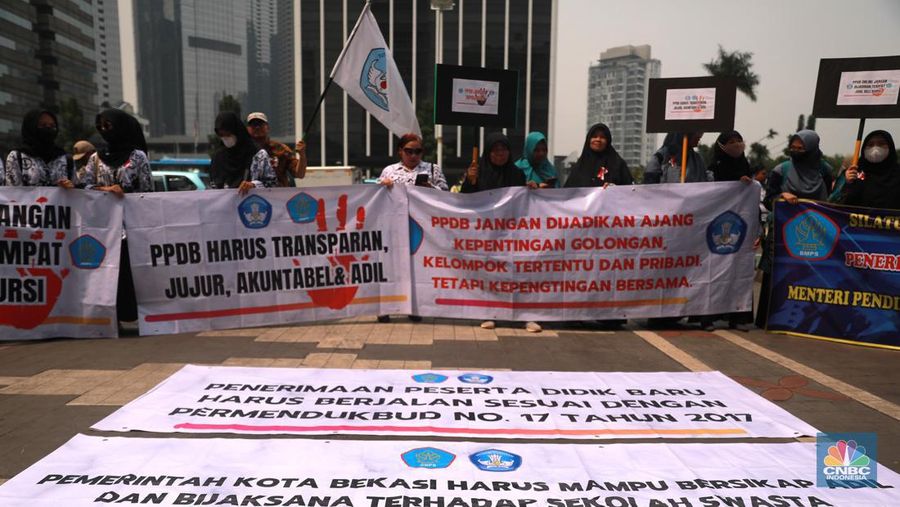 Ratusan guru swasta yang berada di bawah Badan Musyawarah Perguruan Swasta (BMPS) Kota Bekasi menggelar aksi demonstrasi di kantor Kementerian Pendidikan, Kebudayaan, Riset, dan Teknologi (Kemenristekdikti) Jakarta, Kamis 27/7/2023. (CNBC Indonesia/Faisal Rahman)