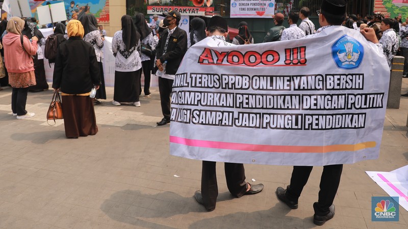 Ratusan guru swasta yang berada di bawah Badan Musyawarah Perguruan Swasta (BMPS) Kota Bekasi menggelar aksi demonstrasi di kantor Kementerian Pendidikan, Kebudayaan, Riset, dan Teknologi (Kemenristekdikti) Jakarta, Kamis 27/7/2023. (CNBC Indonesia/Faisal Rahman) Ratusan guru swasta yang berada di bawah Badan Musyawarah Perguruan Swasta (BMPS) Kota Bekasi menggelar aksi demonstrasi di kantor Kementerian Pendidikan, Kebudayaan, Riset, dan Teknologi (Kemenristekdikti) Jakarta, Kamis 27/7/2023. (CNBC Indonesia/Faisal Rahman)