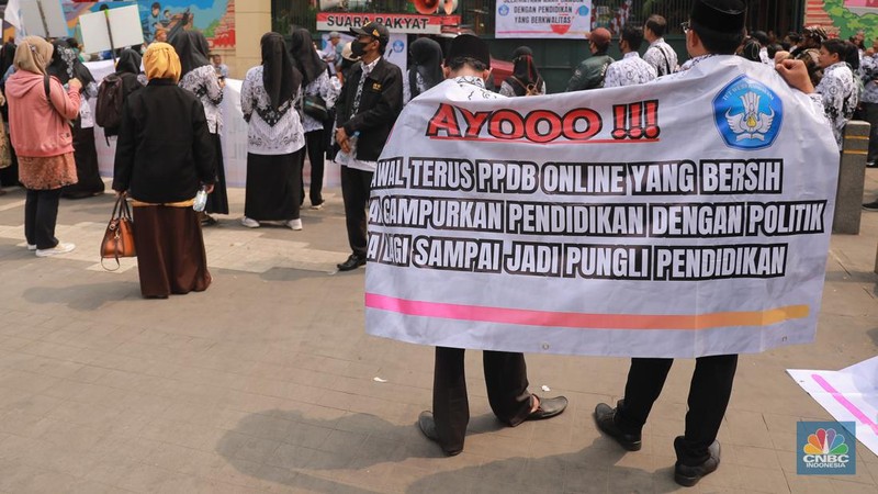 Ratusan guru swasta yang berada di bawah Badan Musyawarah Perguruan Swasta (BMPS) Kota Bekasi menggelar aksi demonstrasi di kantor Kementerian Pendidikan, Kebudayaan, Riset, dan Teknologi (Kemenristekdikti) Jakarta, Kamis 27/7/2023. (CNBC Indonesia/Faisal Rahman)