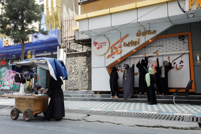 Ribuan salon kecantikan di Afghanistan ditutup setelah tenggat waktu satu bulan yang diberikan kelompok Taliban telah berakhir. Maklumat ini memicu aksi protes yang jarang sekali terjadi di negara tersebut. (REUTERS/ALI KHARA) Ribuan salon kecantikan di Afghanistan ditutup setelah tenggat waktu satu bulan yang diberikan kelompok Taliban telah berakhir. Maklumat ini memicu aksi protes yang jarang sekali terjadi di negara tersebut. (REUTERS/ALI KHARA)