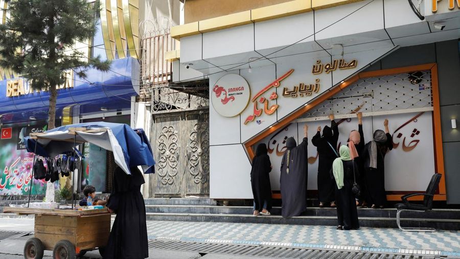 Ribuan salon kecantikan di Afghanistan ditutup setelah tenggat waktu satu bulan yang diberikan kelompok Taliban telah berakhir. Maklumat ini memicu aksi protes yang jarang sekali terjadi di negara tersebut. (REUTERS/ALI KHARA)