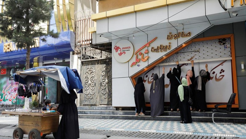 Ribuan salon kecantikan di Afghanistan ditutup setelah tenggat waktu satu bulan yang diberikan kelompok Taliban telah berakhir. Maklumat ini memicu aksi protes yang jarang sekali terjadi di negara tersebut. (REUTERS/ALI KHARA)