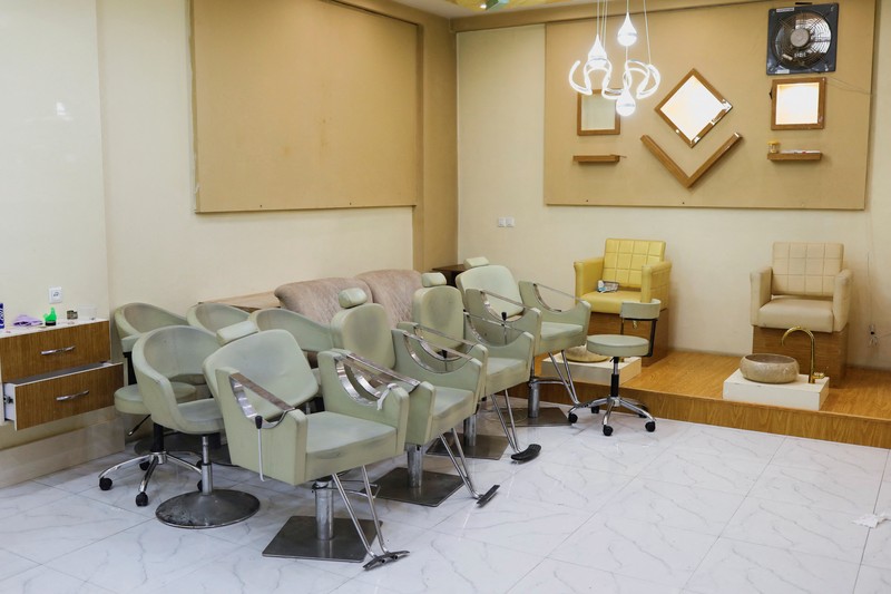 Ribuan salon kecantikan di Afghanistan ditutup setelah tenggat waktu satu bulan yang diberikan kelompok Taliban telah berakhir. Maklumat ini memicu aksi protes yang jarang sekali terjadi di negara tersebut. (REUTERS/ALI KHARA) Ribuan salon kecantikan di Afghanistan ditutup setelah tenggat waktu satu bulan yang diberikan kelompok Taliban telah berakhir. Maklumat ini memicu aksi protes yang jarang sekali terjadi di negara tersebut. (REUTERS/ALI KHARA)
