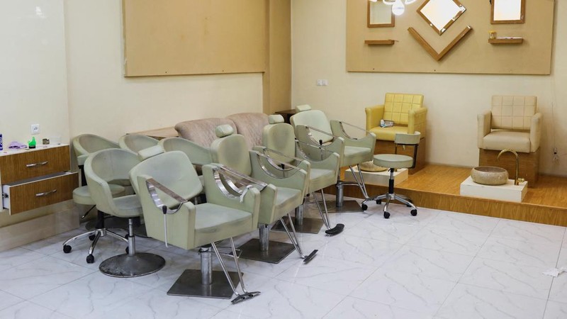 Ribuan salon kecantikan di Afghanistan ditutup setelah tenggat waktu satu bulan yang diberikan kelompok Taliban telah berakhir. Maklumat ini memicu aksi protes yang jarang sekali terjadi di negara tersebut. (REUTERS/ALI KHARA)