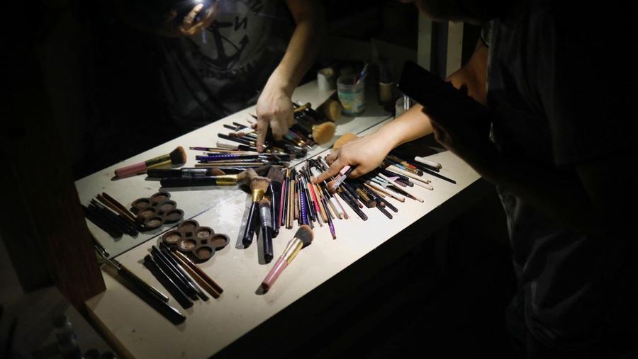 Ribuan salon kecantikan di Afghanistan ditutup setelah tenggat waktu satu bulan yang diberikan kelompok Taliban telah berakhir. Maklumat ini memicu aksi protes yang jarang sekali terjadi di negara tersebut. (REUTERS/ALI KHARA)