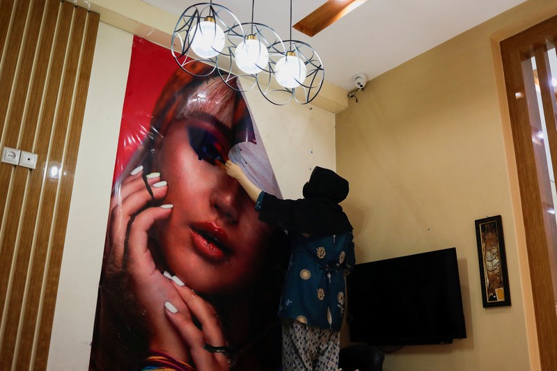 Ribuan salon kecantikan di Afghanistan ditutup setelah tenggat waktu satu bulan yang diberikan kelompok Taliban telah berakhir. Maklumat ini memicu aksi protes yang jarang sekali terjadi di negara tersebut. (REUTERS/ALI KHARA) Ribuan salon kecantikan di Afghanistan ditutup setelah tenggat waktu satu bulan yang diberikan kelompok Taliban telah berakhir. Maklumat ini memicu aksi protes yang jarang sekali terjadi di negara tersebut. (REUTERS/ALI KHARA)