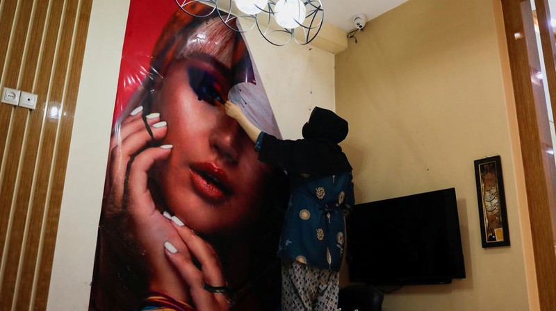 Ribuan salon kecantikan di Afghanistan ditutup setelah tenggat waktu satu bulan yang diberikan kelompok Taliban telah berakhir. Maklumat ini memicu aksi protes yang jarang sekali terjadi di negara tersebut. (REUTERS/ALI KHARA)