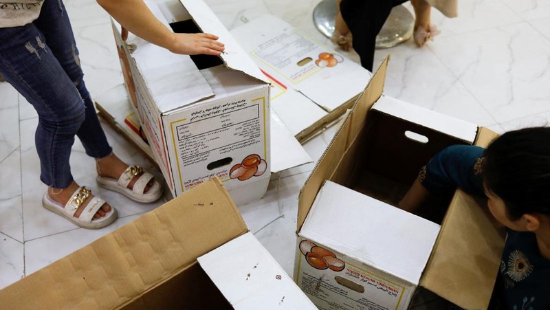 Ribuan salon kecantikan di Afghanistan ditutup setelah tenggat waktu satu bulan yang diberikan kelompok Taliban telah berakhir. Maklumat ini memicu aksi protes yang jarang sekali terjadi di negara tersebut. (REUTERS/ALI KHARA)