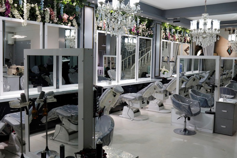 Ribuan salon kecantikan di Afghanistan ditutup setelah tenggat waktu satu bulan yang diberikan kelompok Taliban telah berakhir. Maklumat ini memicu aksi protes yang jarang sekali terjadi di negara tersebut. (REUTERS/ALI KHARA) Ribuan salon kecantikan di Afghanistan ditutup setelah tenggat waktu satu bulan yang diberikan kelompok Taliban telah berakhir. Maklumat ini memicu aksi protes yang jarang sekali terjadi di negara tersebut. (REUTERS/ALI KHARA)