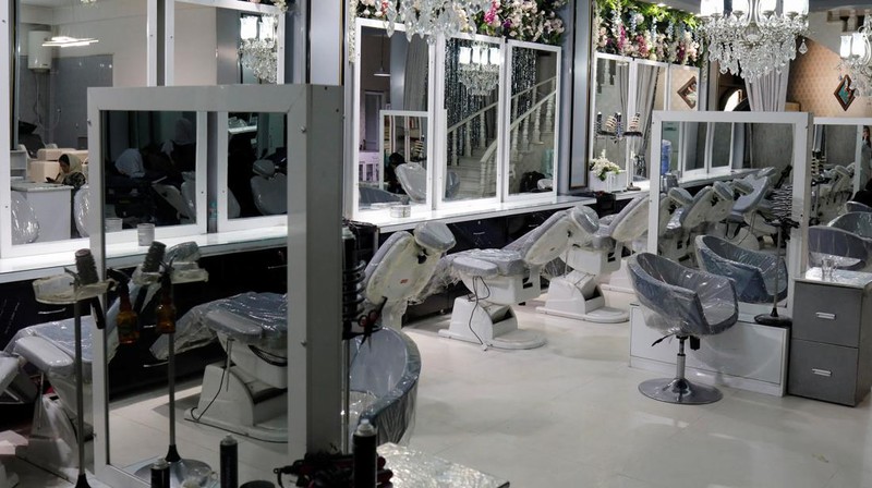 Ribuan salon kecantikan di Afghanistan ditutup setelah tenggat waktu satu bulan yang diberikan kelompok Taliban telah berakhir. Maklumat ini memicu aksi protes yang jarang sekali terjadi di negara tersebut. (REUTERS/ALI KHARA)