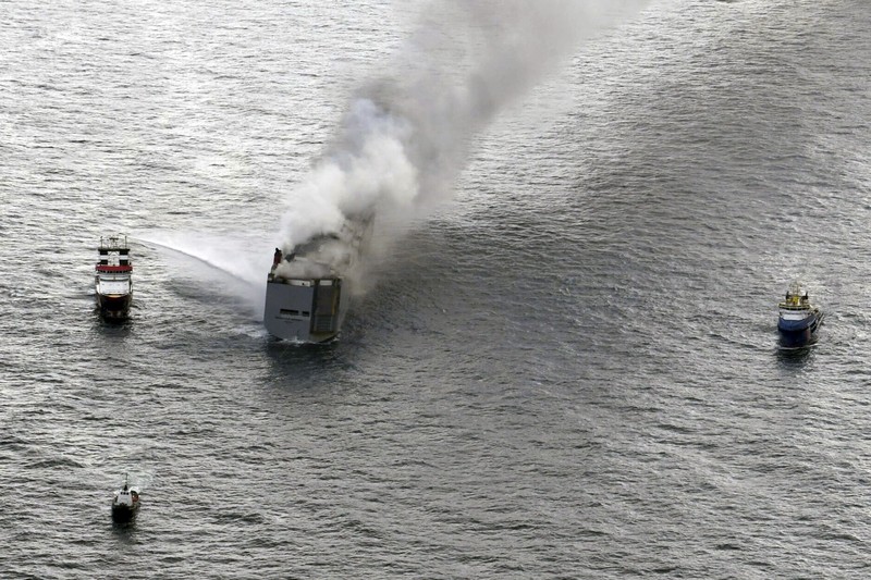 Asap mengepul saat kebakaran terjadi di kapal kargo Fremantle Highway, di laut pada 26 Juli 2023. Asap mengepul saat kebakaran terjadi di kapal kargo Fremantle Highway, di laut pada 26 Juli 2023. (Coastguard Netherlands/Handout via REUTERS)