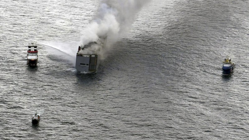 Asap mengepul saat kebakaran terjadi di kapal kargo Fremantle Highway, di laut pada 26 Juli 2023. (Coastguard Netherlands/Handout via REUTERS)