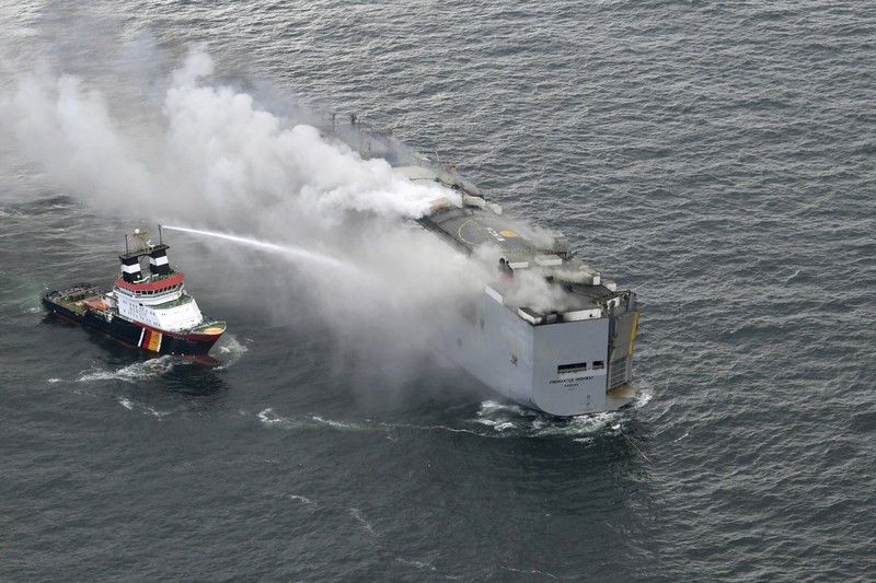 Asap mengepul saat kebakaran terjadi di kapal kargo Fremantle Highway, di laut pada 26 Juli 2023. Asap mengepul saat kebakaran terjadi di kapal kargo Fremantle Highway, di laut pada 26 Juli 2023. (Coastguard Netherlands/Handout via REUTERS)